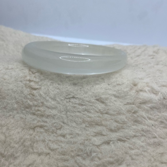 Semi-transparent bangle - Picture 3 of 4